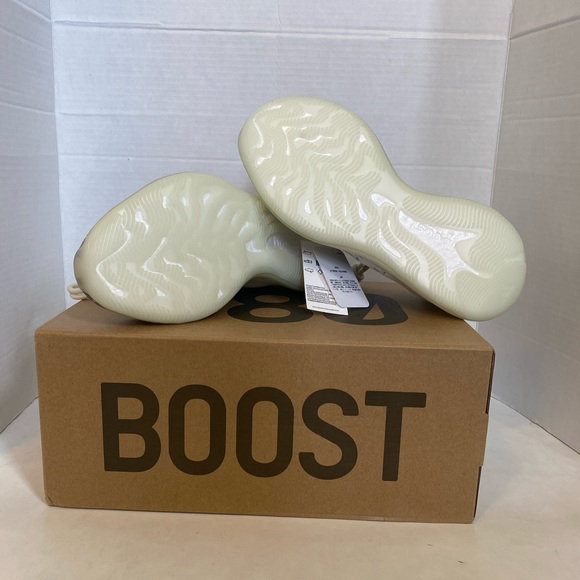 SOLD - Adidas Yeezy 380 "Alien" MEN Size 8.5 - Picture 3 of 5